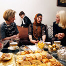 10. mars: Dronning Sonja og Kronprinsesse Mette-Marit besøker familien Adampour. Besøket var et ledd i Antirasistisk senters kampanje Tea Time, der muslimer inviterer ikke-muslimer på te og samtale. (Foto: Lise Åserud, Scanpix)
